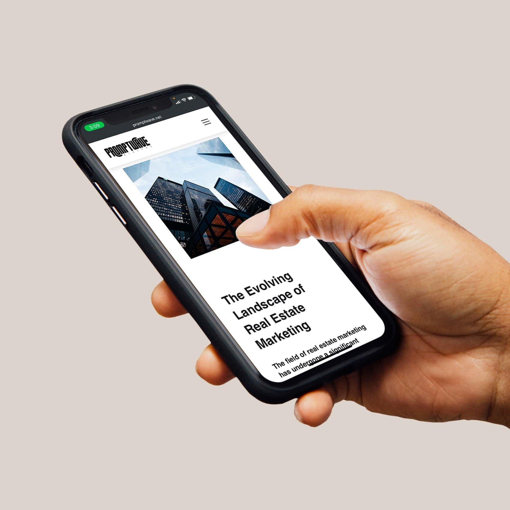Teléfono mostrando promptwave.net en un artículo de marketing inmobiliario.